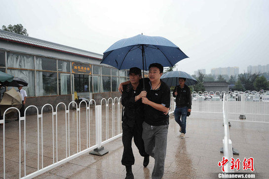 陶伟追悼会现场直击 生前好友众球迷雨中送别