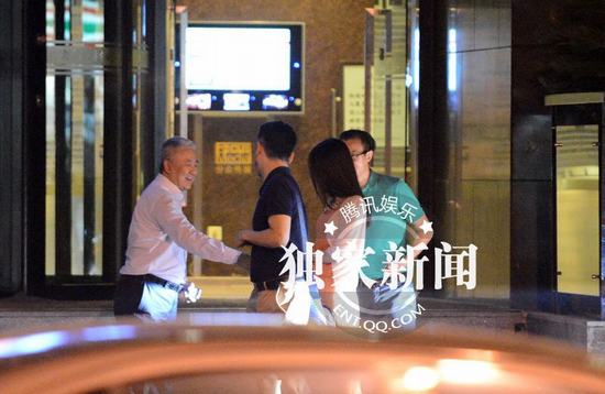 吴秀波桃花运不断 深夜会靓丽神秘女