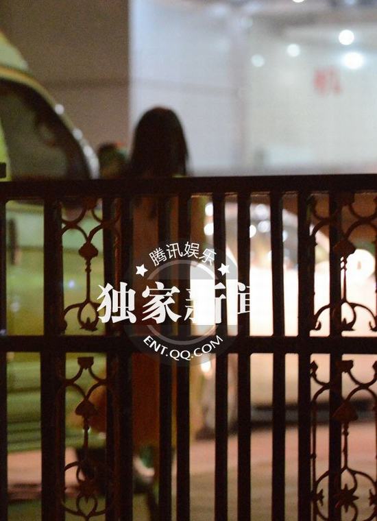 吴秀波桃花运不断 深夜会靓丽神秘女