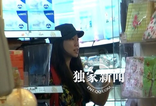 豪门贵妇吴辰君与家人逛平价超市 十足主妇范