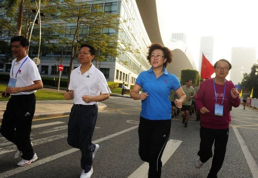 深圳长跑日成公务员“名牌服装秀”