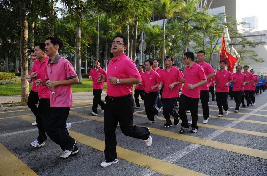 深圳长跑日成公务员“名牌服装秀”