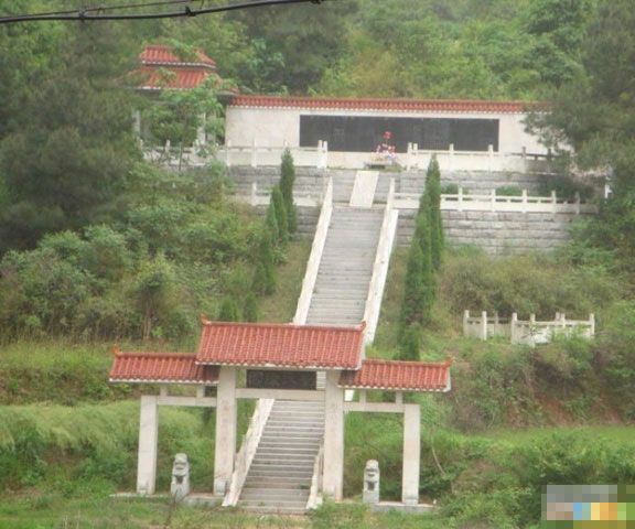 衡南县某官员占地约二亩豪华墓地