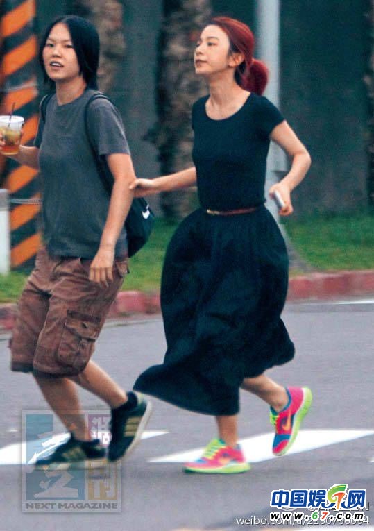台媒曝Hebe田馥甄是同性恋 与女助理亲密暧昧照曝光