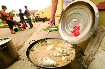 青岛地道农家婚礼:大灶煮出美味4大件 花馍民俗味浓