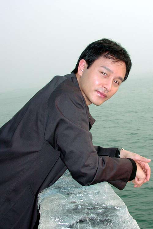 张国荣56岁冥寿歌迷送纸鹤 自杀现场重现揭死因之谜
