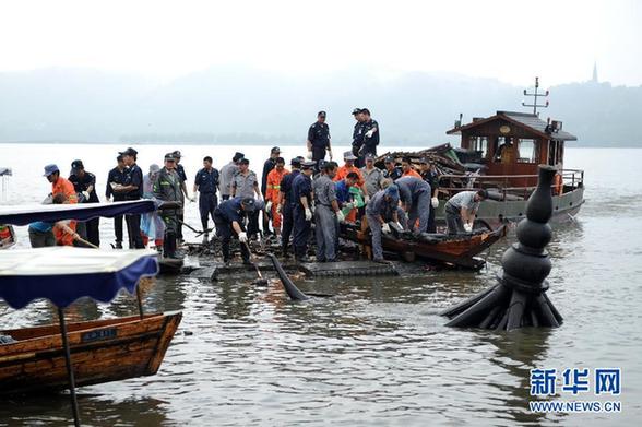 西湖十八景之一集贤亭被大风吹倒 牌匾散落湖面