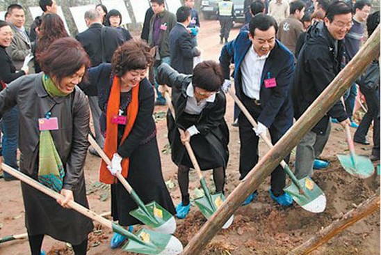 曝无德官员丑陋表演