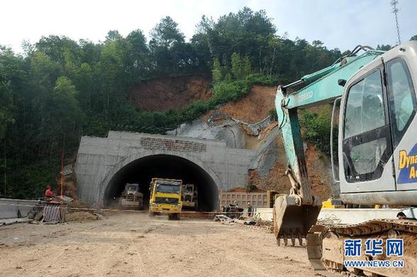 大广高速在建隧道口发生塌方 250人现场救援