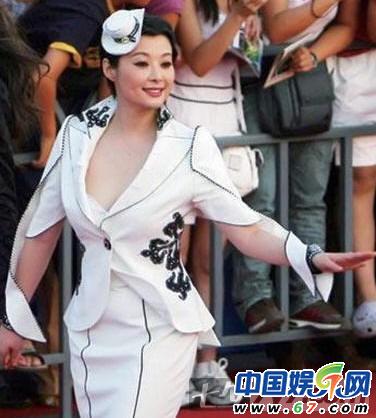 袁莉挺大肚频繁走光 出道20年美艳爆乳照曝光