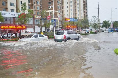 胶南遭罕见暴雨袭击 马路积水车辆水中游泳