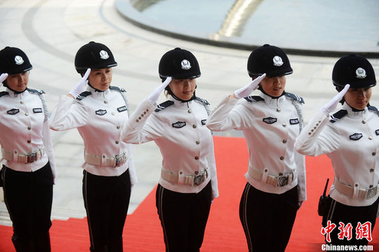 扬州80后女子特勤队换新装 警花英姿飒爽