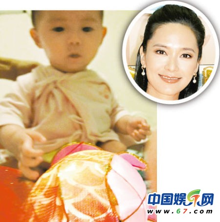 蔡少芬女儿露背装PK李嘉欣儿子 星二代齐出镜庆中秋