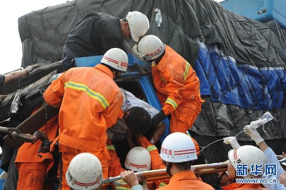 京珠高速湖南段超20辆车连环撞 至少3人死亡