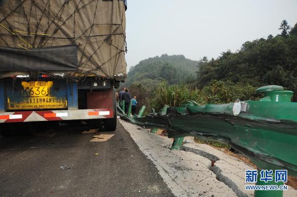 京珠高速湖南段超20辆车连环撞 至少3人死亡