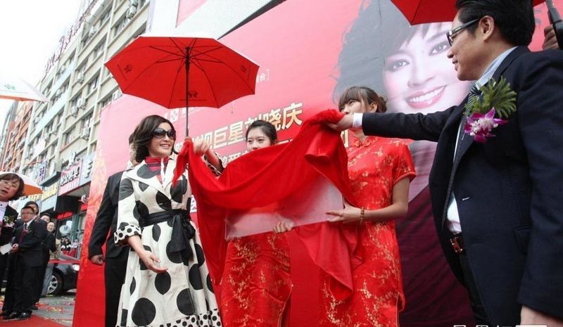 刘晓庆冒雨代言整容医院引骚乱