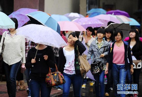 我国多地现降温降雨天气 一场秋雨一场寒