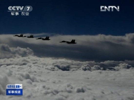 空军新型飞机雨中飞行训练照曝光 队列整齐震撼