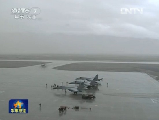 空军新型飞机雨中飞行训练照曝光 队列整齐震撼