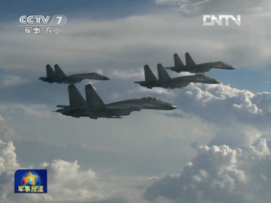 空军新型飞机雨中飞行训练照曝光 队列整齐震撼