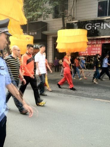 林丹谢杏芳家乡办喜宴 游街排场大　