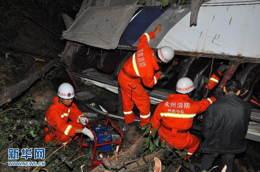 湖南永州载有48人大巴车坠崖