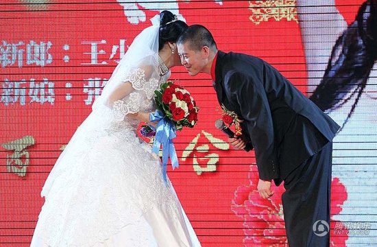 赵本山弟子王小虎补办婚礼 结婚12年后激情拥吻