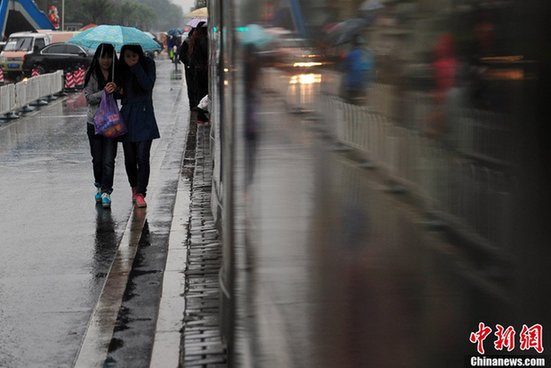 北京降雨乌云密布 下午两点如同深夜