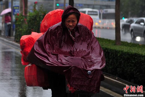 北京降雨乌云密布 下午两点如同深夜