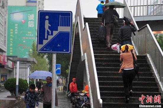 北京降雨乌云密布 下午两点如同深夜