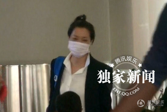 50岁毛阿敏扎朝天辫似道姑 携一双儿女出行