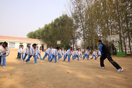 青青岛网友为即墨希望小学捐赠图书室