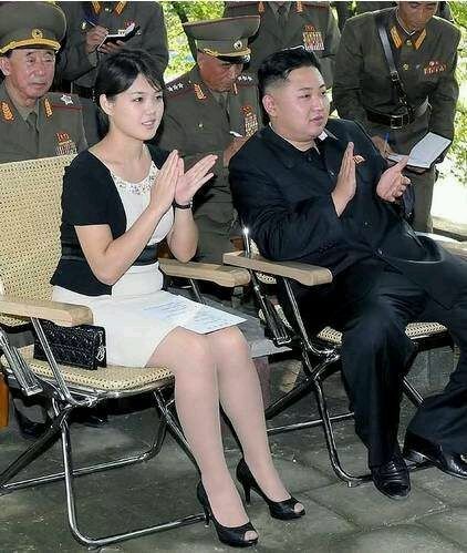 金正恩夫人李雪主50天后再亮相 与金正恩看演出