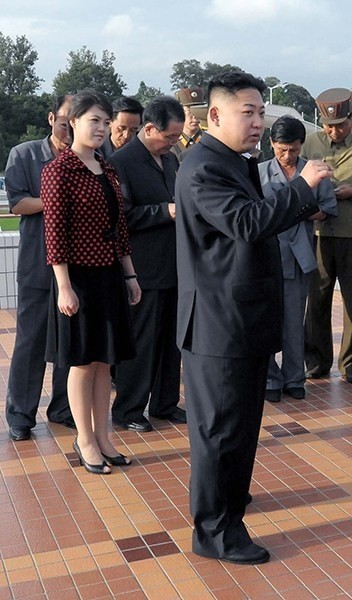 金正恩夫人李雪主50天后再亮相 与金正恩看演出