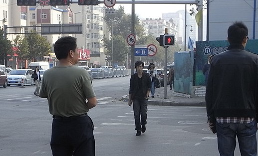 体验青岛式过马路:行人组团肉搏拥堵车道