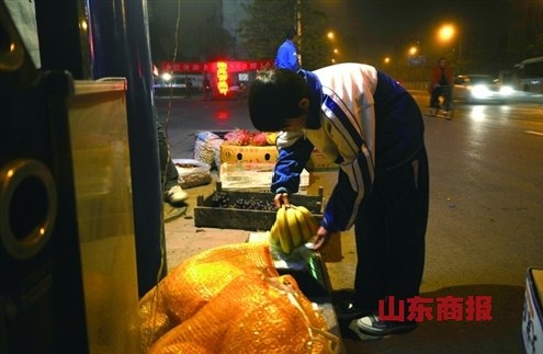 中国“摊二代”生活现状:垃圾桶上写作业