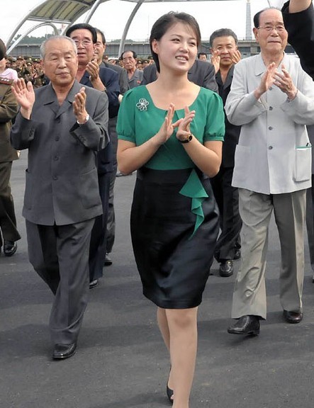 金正恩夫人李雪主50天后再亮相 与金正恩看演出