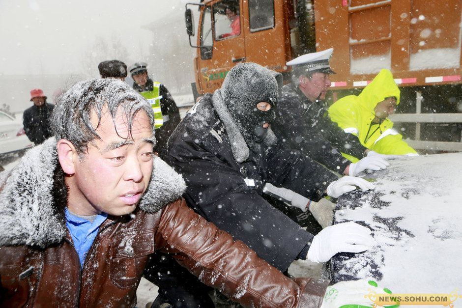 京藏高速数千受困者雪中大转移 头发结满冰碴