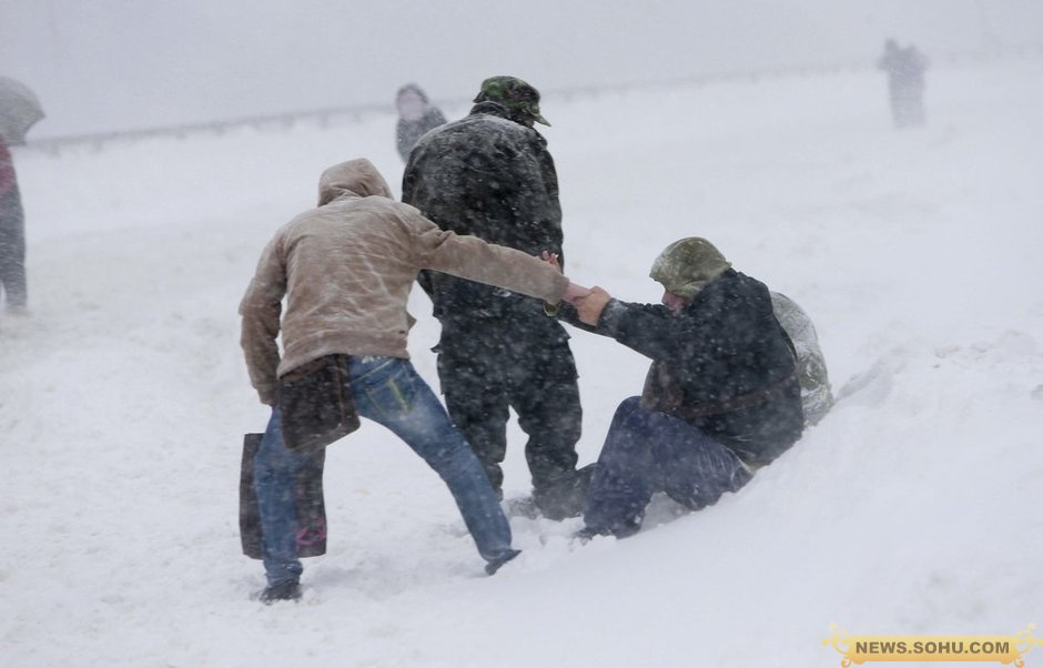 京藏高速数千受困者雪中大转移 头发结满冰碴