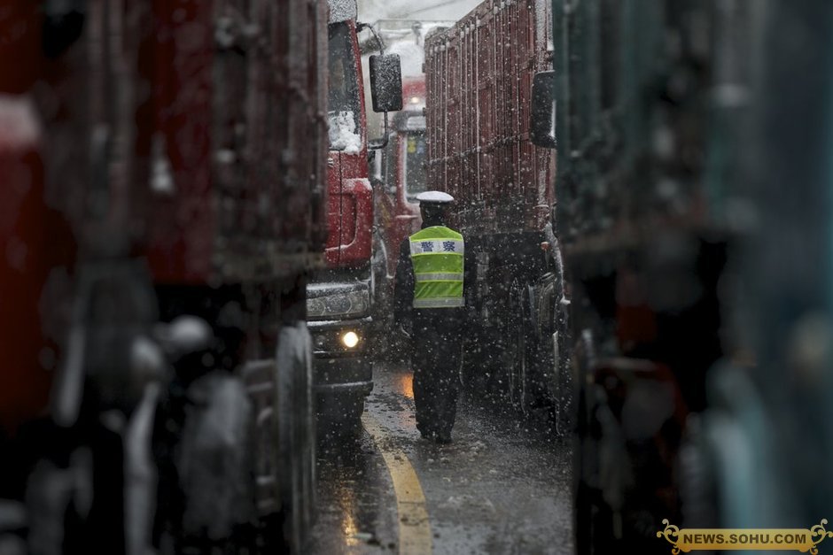 京藏高速数千受困者雪中大转移 头发结满冰碴