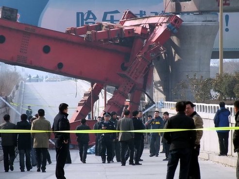哈尔滨在建工地发生架桥机倒塌事故 多人伤亡