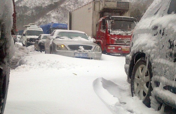 北京大雪高速积雪严重致拥堵 武警给司机送饭