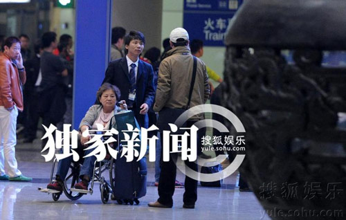 李幼斌史兰芽陪父母回京