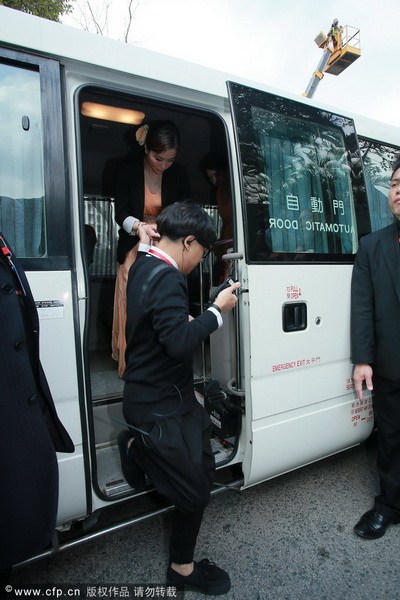 郭晶晶、霍启刚注册结婚 郭晶晶父母现身吴敏霞领衔伴娘团