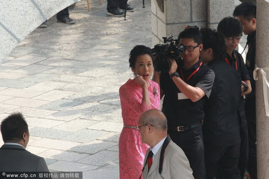 郭晶晶、霍启刚注册结婚 郭晶晶父母现身吴敏霞领衔伴娘团