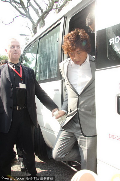 郭晶晶、霍启刚注册结婚 郭晶晶父母现身吴敏霞领衔伴娘团