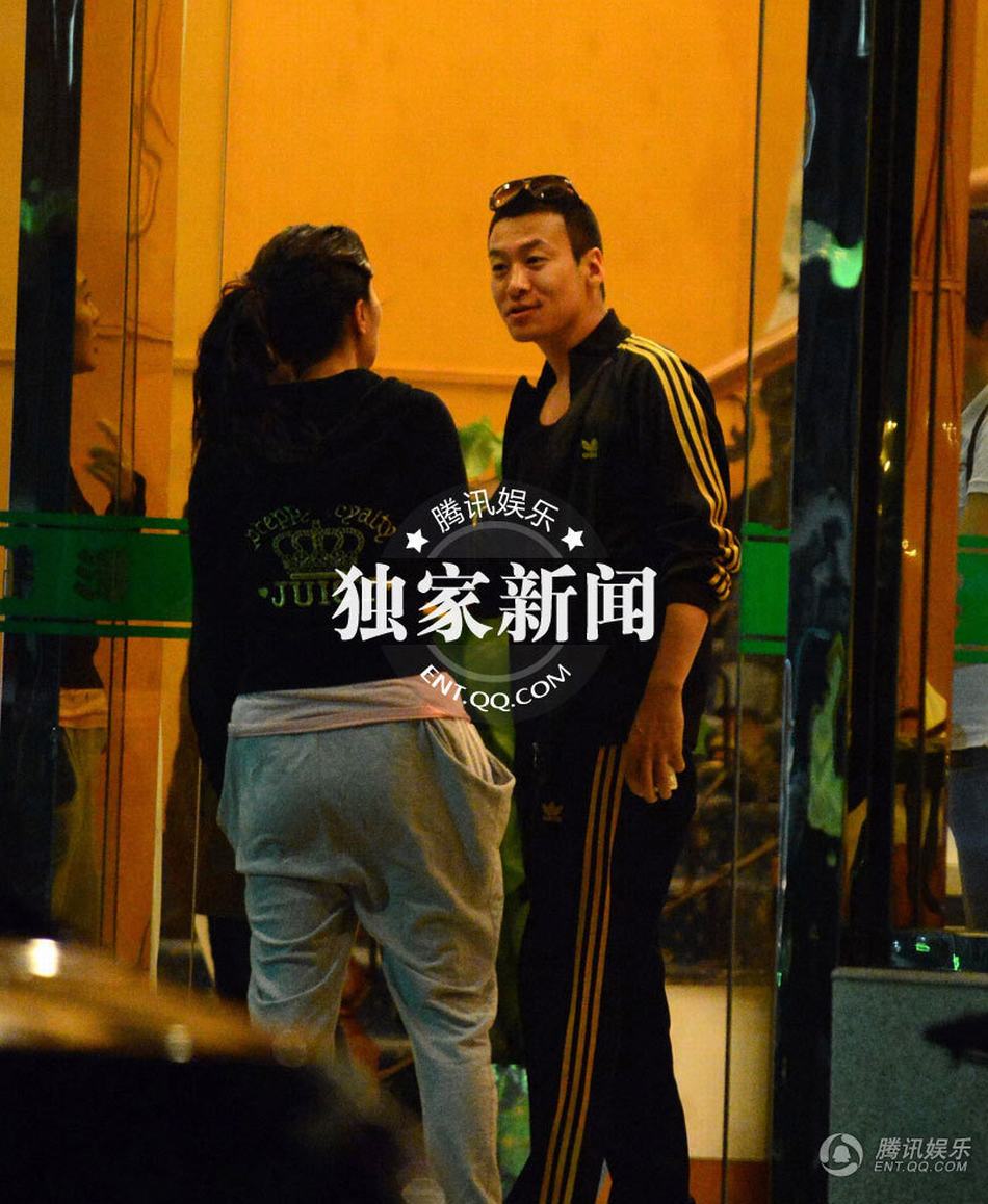 叶璇不拘小节 与男性友人饭店用餐亲密异常