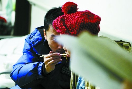 女子患脑瘤随时丧命 男友不离不弃照料3年(图)