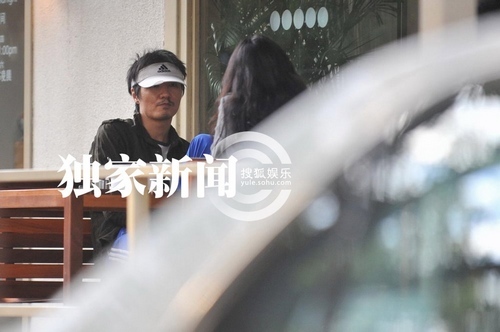 朴树复出邋遢现身街头 瞒着媳妇偷会长发美女