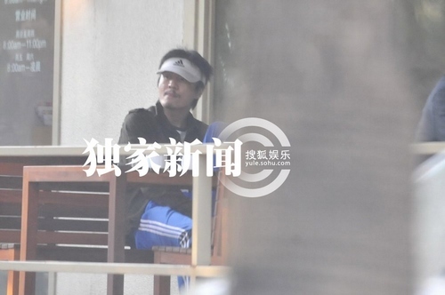 朴树复出邋遢现身街头 瞒着媳妇偷会长发美女